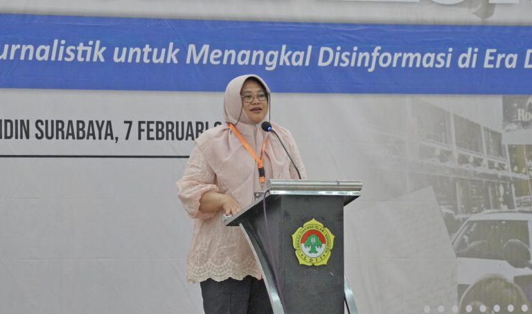 Pemaparan materi pelatihan jurnalistik ldii oleh kadis kominfo jatim sherlita.