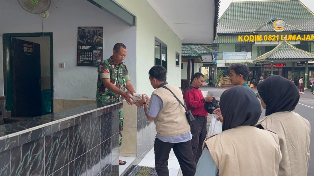 Pemberian Takjil kepada KODIM