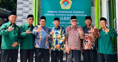 Tokoh Lumajang mengikuti bedah buku LDII secara online di Sekretariat DPD LDII Lumajang