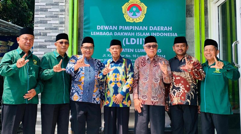 Tokoh Lumajang mengikuti bedah buku LDII secara online di Sekretariat DPD LDII Lumajang