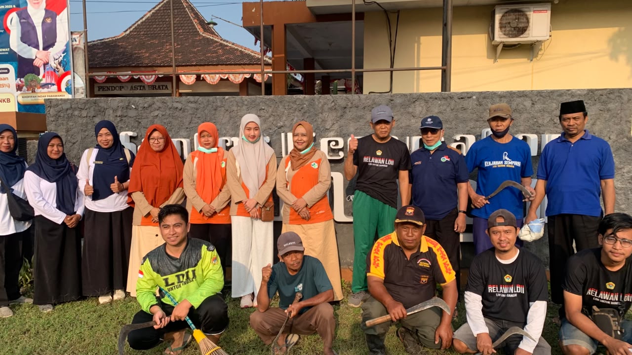 PC LDII Yosowilangun kerja bakti bersama warga